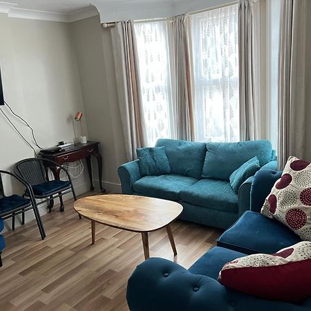 Relaxing Home - 7-10Min To Bournemouth Sandy Beach By Car - Private Garden, Parking And Spa المظهر الخارجي الصورة