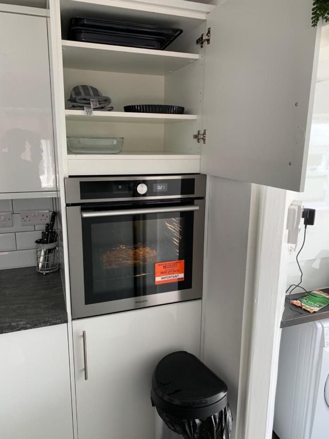 Relaxing Home - 7-10Min To Bournemouth Sandy Beach By Car - Private Garden, Parking And Spa المظهر الخارجي الصورة